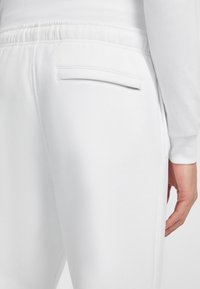 Guess Jeans AMERICAN TRADITION JOGGER - Treningo apatinė dalis - weiß