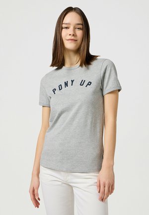 Graues Baumwoll-T-Shirt mit kurzen Ärmeln, das den Text "PONY UP" in Dunkelblau über der Brust trägt. Figurnaher Schnitt, glatte Textur.