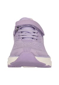 Violetti urheilukenkä, jossa on teksturoitu verkkopäällinen, litteät nauhat ja tarranauha. Valkoinen pohja tuo kontrastia koko muotoilulle.