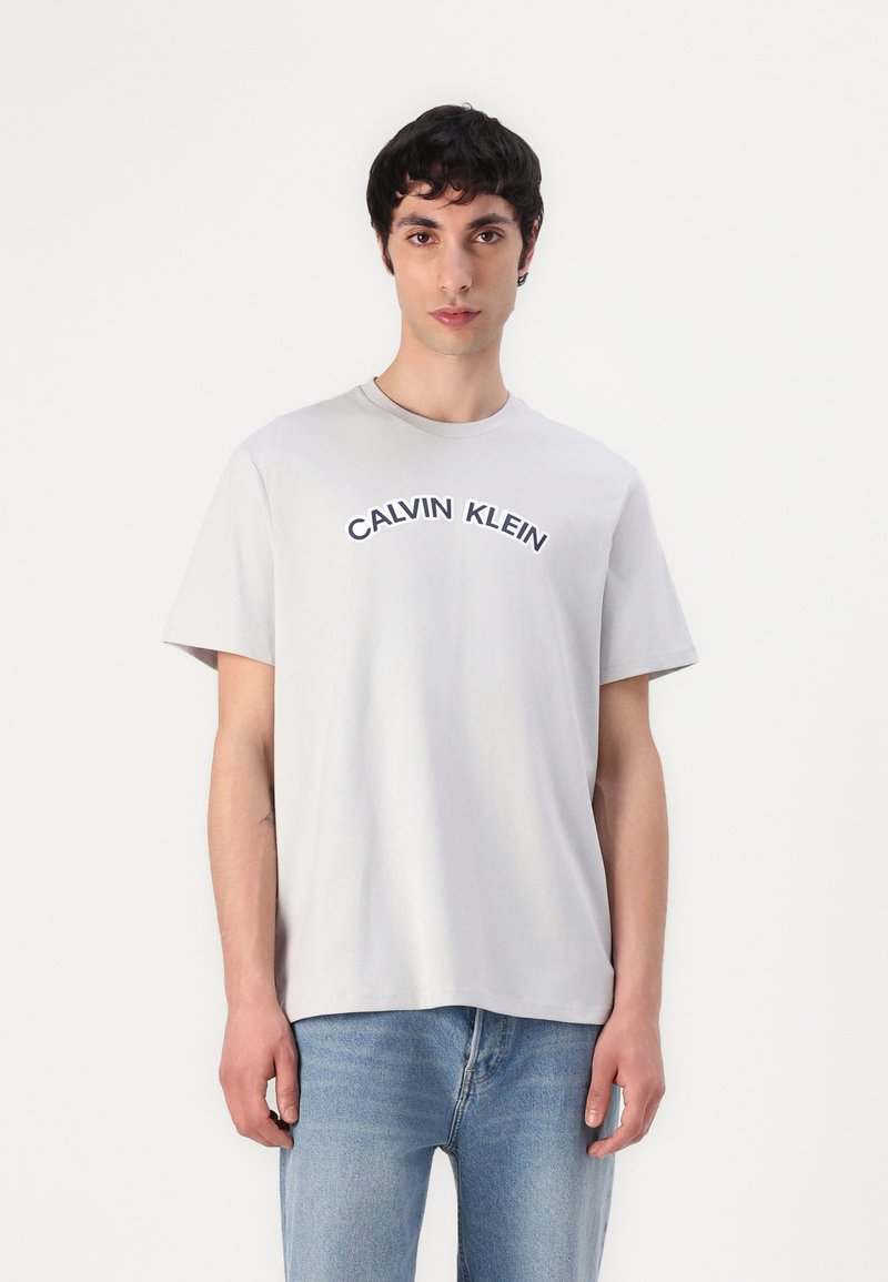 Calvin Klein Jeans - CURVE EASY TEE UNISEX  - Marškinėliai su spaudiniu - gray violet, Padidinti