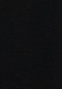 Czarny ekran bez wyraźnych obiektów, ludzi lub widocznych działań.