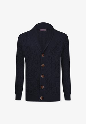 Cárdigan de punto trenzado azul marino con cuello chal, cinco botones de madera y dos bolsillos frontales, con un patrón de punto texturizado.