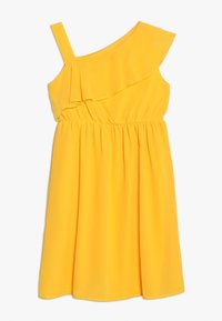 Żółta sukienka bez rękawów z jedną falbaniastą ramiączkiem i elastyczną talią, do kolan, wykonana z lekkiego materiału.