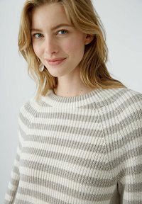 Oui RUBI - Strickpullover - ltbrown white