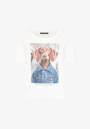 Weißes T-Shirt mit kurzen Ärmeln und einer vorderen Grafik eines Hundes, der eine Jeansjacke trägt, darunter der Text "Denim & Dog Days". Weiches Baumwollmaterial.