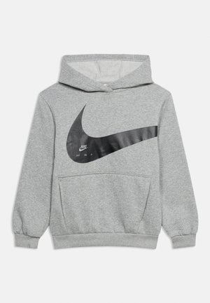 Šviesiai pilkas gobtuvuotas megztinis su priekiu kišene ir dideliu juodu Nike „swoosh“ logotipu bei šūkiu „Just Do It“ ant krūtinės.
