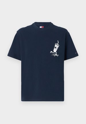 Camiseta de algodón azul marino con un gráfico blanco de una bebida en patineta con una pajita, cuello redondo y mangas cortas.