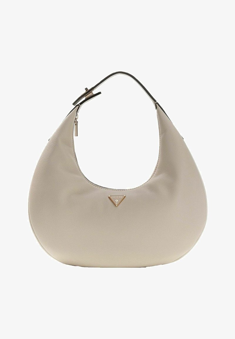 Bolso de cuero beige con una silueta curva, que presenta un logo triangular dorado y una correa negra. Textura suave con cierre de cremallera.
