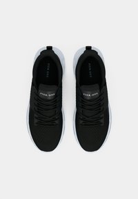 Μαύρα αθλητικά παπούτσια με υφή στην επάνω επιφάνεια, με κορδόνια και λευκή σόλα, με την επωνυμία "PIER.ONE" στη γλώσσα.