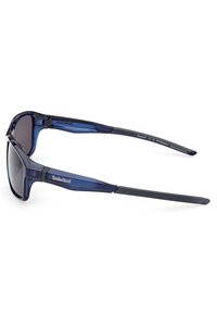 Gafas de sol de plástico azul con lentes oscuros, que presentan lados angulados y un logo en la patilla. El diseño es deportivo y tiene una estructura ligera.