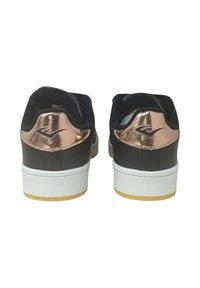 Un paio di sneakers nere basse con dettagli metallici in rosa dorato sul tallone e suole bianche, mostrate da dietro su uno sfondo bianco.