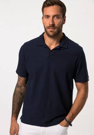Polo shirt blu navy con maniche corte, colletto classico e tessuto testurizzato. Presenta un accento con logo sulla manica.