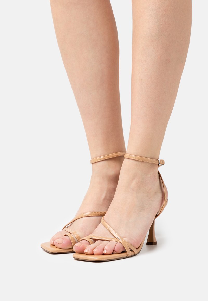 Damen Pumps | NA-KD HOURGLASS STRAPPY High Heel Sandalettebeige/schwarz - ZX11045 Damen Pumps | NA-KD HOURGLASS STRAPPY High Heel Sandalettebeige/schwarz - ZX11045
