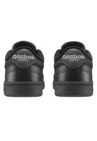 Sorte Reebok joggesko med glatt skinnoverside, polstret krage og teksturert gummisåle med logodetalj på hæltappen.