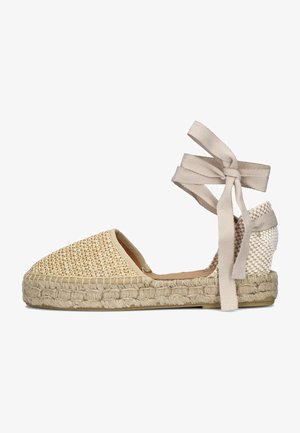 Gewobene Espadrille aus Naturfasern mit runder Zehenpartie, in Beige, mit Lederinnensohle und Stoffbändern für den Knöchel; geflochte Sohle aus Jute.