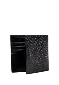 Portafoglio in pelle nera con un motivo a diamante texturizzato, numerosi scomparti per carte e un design elegante a doppia piega. Finitura liscia e materiale resistente.