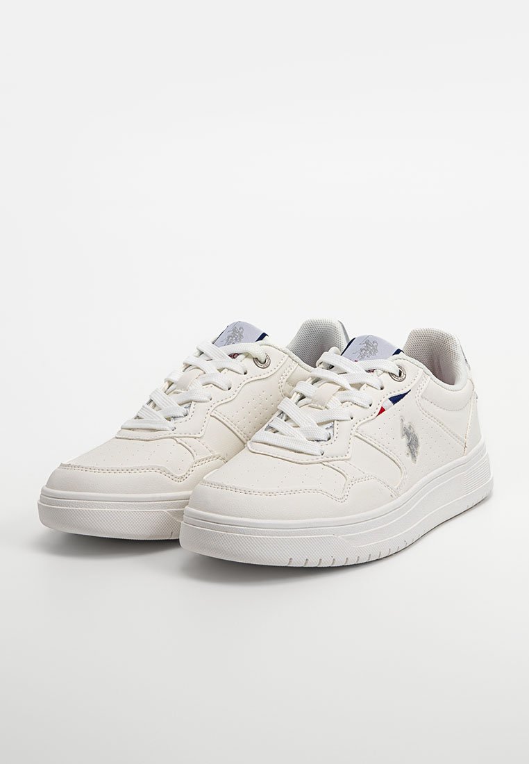 Baskets en cuir blanc avec des accents perforés, des lacets plats, une semelle en caoutchouc texturée, et un petit logo sur le côté et la languette.