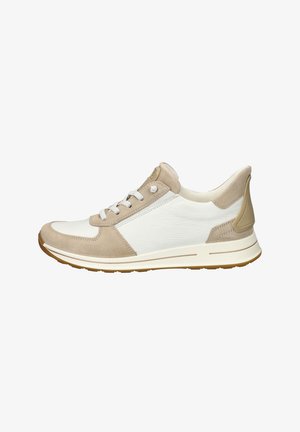 Zapatilla beige y blanca con texturas de ante y cuero, puntera redonda, suela plana, diseño de cordones y acento marrón claro en el talón.