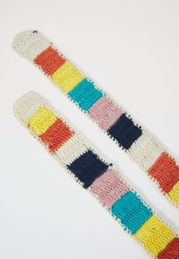 Sangles en tissu tissé présentant des blocs vibrants de rouge, bleu, jaune, rose et blanc, avec une finition texturée et douce et des bords couleur crème.