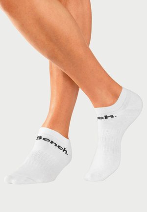 Weiße Knöchelsocken mit strukturiertem Rippmuster und einem schwarzen Logo "bench." auf der Seite bedruckt. Verfügen über ein niedrig geschnittenes Design für einen lässigen Sitz.