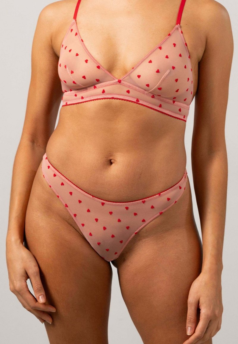 Hellrosa Wäsche-Set aus durchsichtigem Material mit roten Herzmustern, verstellbaren Trägern und einem weichen Bund am Tanga.