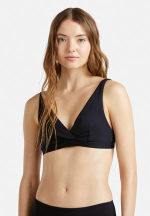 Zwarte wrap-stijl bikini-top met brede banden, V-halsontwerp, gladde textuur en geen zichtbare hardware of versieringen.