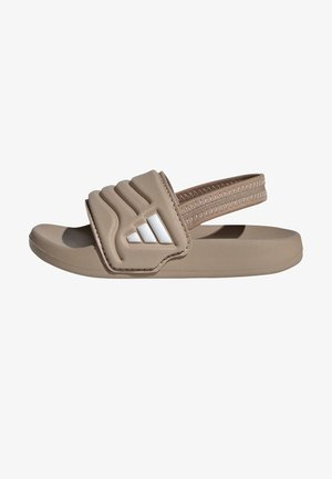 Beige open-toe slidesandaal met gevoerde band met drie witte diagonale strepen en elastische achterband.