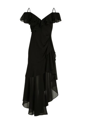 Robe noire asymétrique à épaules dénudées avec bretelles spaghetti, encolure à volants et tissu transparent superposé descendant sur un côté et à l'ourlet.