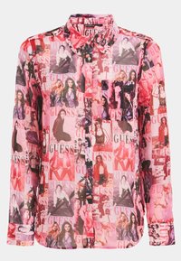 Camicia traslucida rosa a maniche lunghe con un collage di immagini di modelli e il marchio "GUESS", dotata di colletto classico e taschino sul petto.