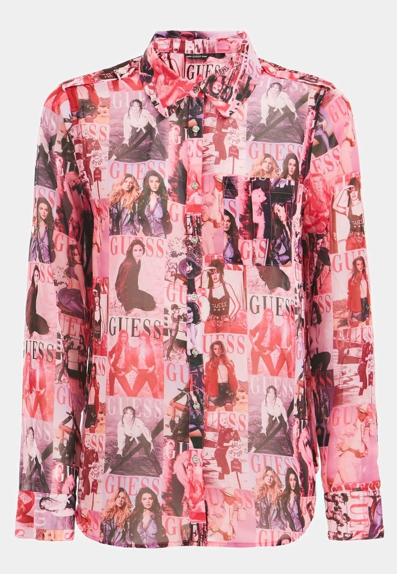 Camicia traslucida rosa a maniche lunghe con un collage di immagini di modelli e il marchio "GUESS", dotata di colletto classico e taschino sul petto.