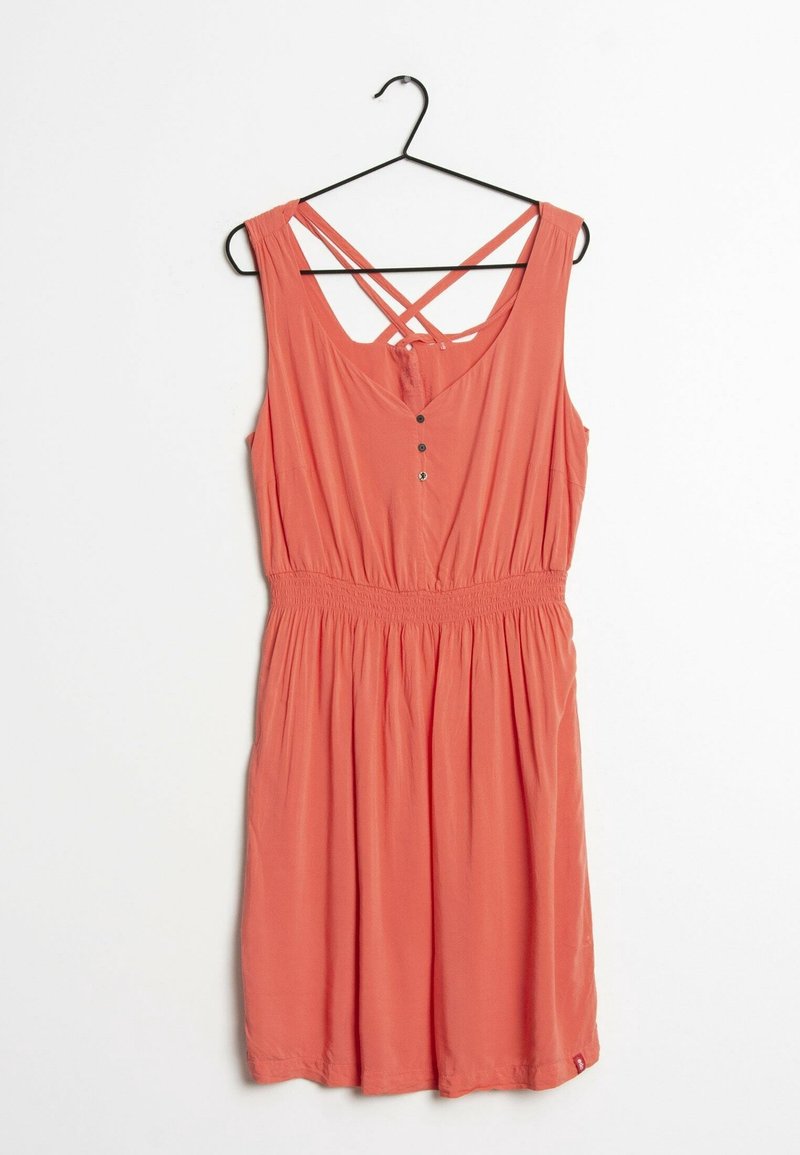 Robe sans manches corail avec taille froncée et trois petits boutons sur le devant, suspendue sur un cintre noir sur fond blanc.