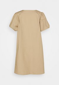 Robe beige longueur genou avec manches courtes bouffantes et coupe droite et ample, vue de dos sur un fond blanc.
