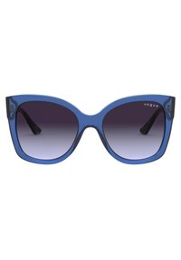 Ochelari de soare supradimensionați, de culoare albastră, cu lentile cu gradient de la întunecat la deschis, design unghiular și rame transparente. Accentați de un mic logo pe braț.