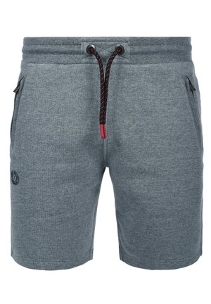 Shorts grigi con texture e cintura elastica, dotati di un laccio scuro e due tasche laterali. Include un logo sulla gamba sinistra.