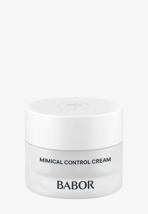Ronde glazen pot met een transparante basis en een witte deksel. Het etiket toont "Mimical Control Cream" en "BABOR" in zwarte tekst. Eenvoudig ontwerp.
