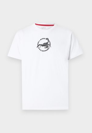Weißes T-Shirt mit kurzen Ärmeln, schwarzem kleinen Skorpion-Logo und kreisförmigem Text "Alpha Industries Tennessee U.S.A. 1959" auf der Brust.