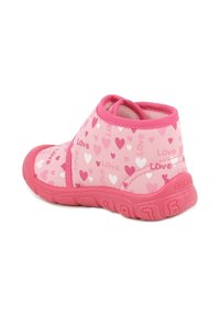 Calzature rosa con design high-top, caratterizzate da un motivo a cuori e dalla parola "Amore". Suola in gomma rosa, che enfatizza flessibilità e comfort.