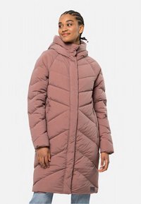 Langer, brauner Daunenmantel mit hohem Kragen, diamantförmigem Steppmuster, seitlichen Reißverschlusstaschen und einem Logo-Patch in der Nähe des Saums.