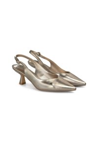 Zapatos metálicos plateados tipo slingback con puntas afiladas, un tacón bajo y textura suave. Cierre de hebilla en la correa del tobillo.