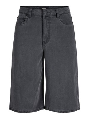 Shorts en denim noir longueur genou avec passants de ceinture, bouton à l'avant, fermeture éclair, ainsi que poches avant et arrière.