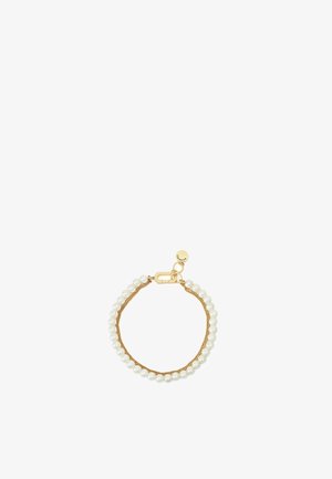 Goldkettchenarmband mit einer Reihe weißer Perlen und einem runden Goldverschluss mit kleinem runden Anhänger.