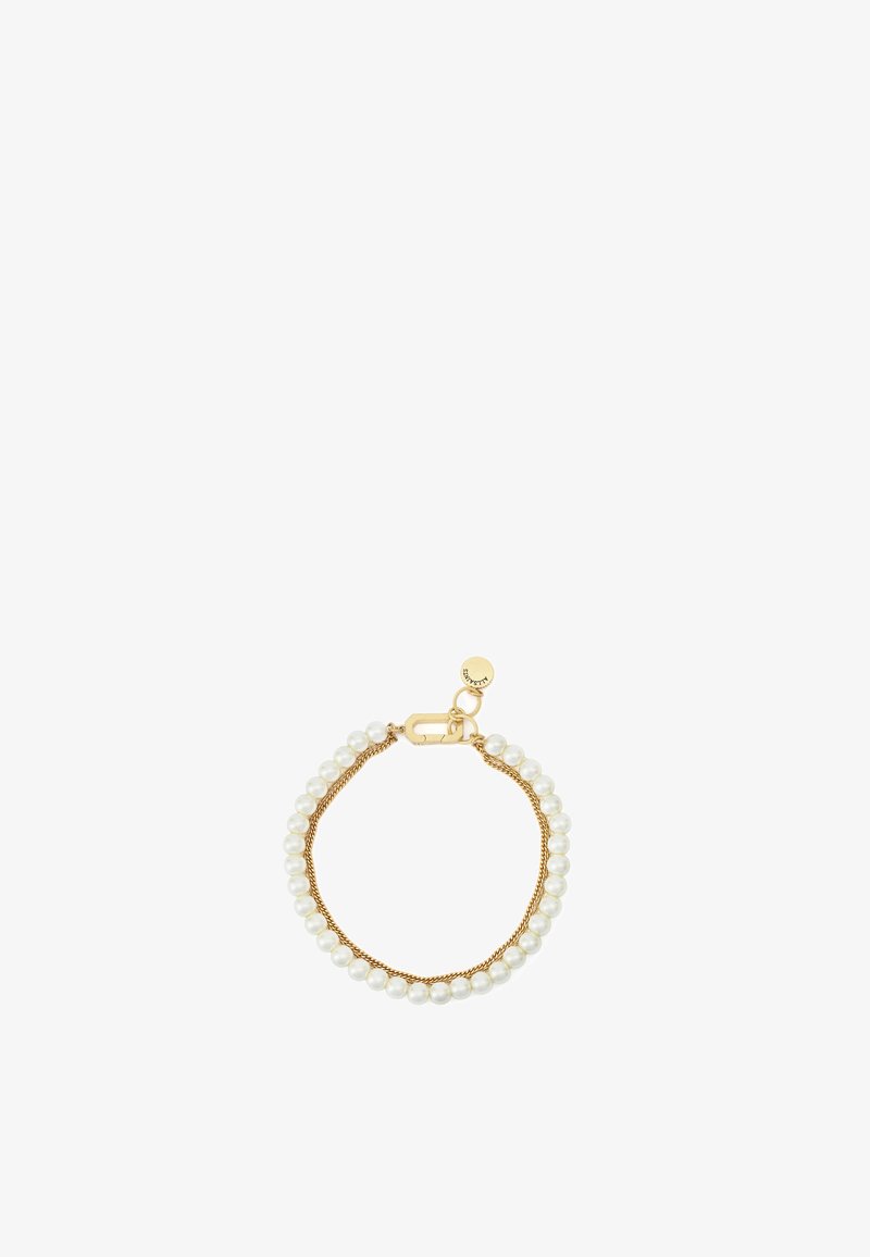 Bracelet chaîne en or avec une rangée de perles blanches et un fermoir rond en or orné d'une petite étiquette circulaire.