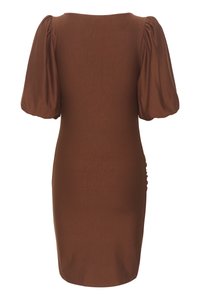 Καφέ φόρεμα εφαρμοστού στυλ με φούσκες στα μανίκια, στρογγυλή λαιμόκοψη και πτυχώσεις στο πλάι. Κατασκευασμένο από μαλακό υλικό με ομαλή υφή.