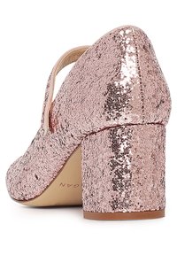 Růžově zlaté červené třpytivé lodičky s blokovým podpatkem, hladkým vnitřním podšíváním a kulatou špičkou. Obsahují výřezový design na boku.