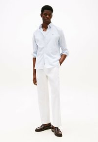 Tommy Hilfiger REGULAR FIT - Overhemd - breezy blue stripe