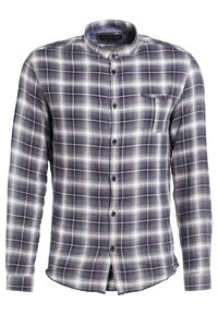 Camicia a maniche lunghe a quadri blu navy e bianca, con colletto alla mandarina, tasca frontale e bottoni centrali, con orlo arrotondato.