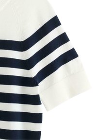 Sweter w paski w kolorze białym i granatowym. Posiada krótkie rękawy, prążkowany dekolt oraz miękką dzianinę. Poziome paski różnią się szerokością.