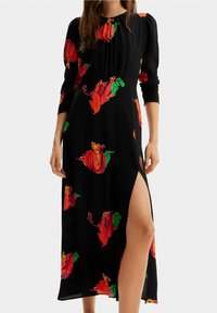 Schwarzes Maxikleid mit langen Ärmeln, das ein farbenfrohes Blumenmuster in Rot und Grün aufweist, taillierte Passform und einen seitlichen Schlitz am Saum.