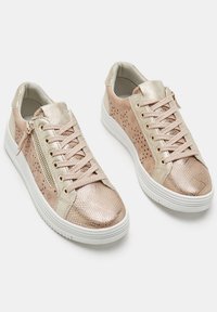 Sneaker rosa oro con una finitura metallica testurizzata, accenti perforati, lacci piatti e una cerniera laterale su una suola in gomma bianca.