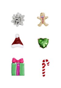 Samling av sex emaljcharms för helgdagar: en silverfärgad schlef, en guldpepparkaka, en röd glittrig tomteluva, ett grönt hjärta, en rosa- och grön present och en randig godiskäpp.